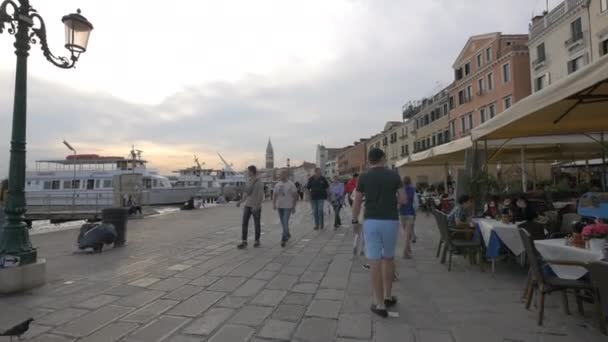Pessoas Caminhando Relaxando Orla Marítima — Vídeo de Stock