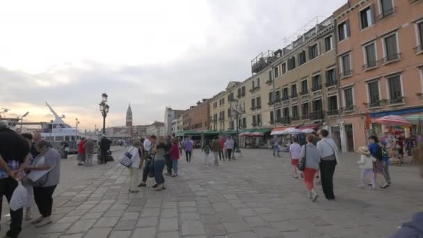 Gente Caminando Paseo Marítimo — Vídeos de Stock