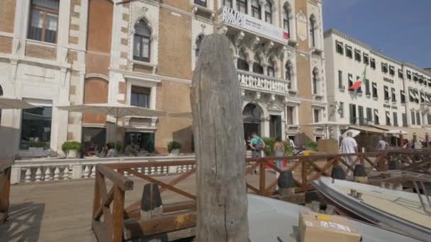 ビエンナーレ ヴェネツィアの建物の前に係留ボート — ストック動画