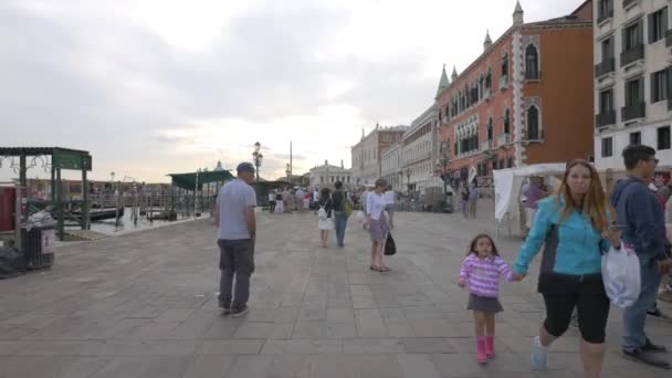 下午在Riva Degli Schiavoni街上散步 — 图库视频影像