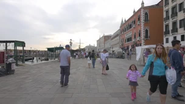 Caminar Riva Degli Schiavoni Por Tarde — Vídeo de stock