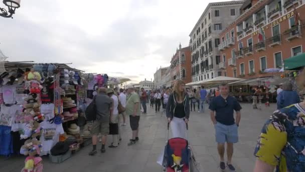 Spaziergang Den Straßenständen Auf Riva Degli Schiavoni — Stockvideo