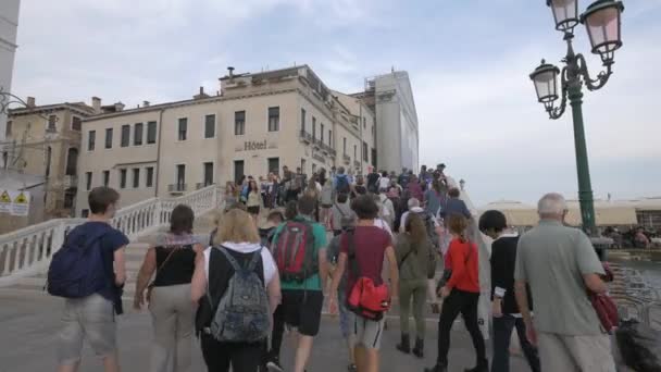 Caminando Por Puente Sobre Río Del Greci — Vídeo de stock