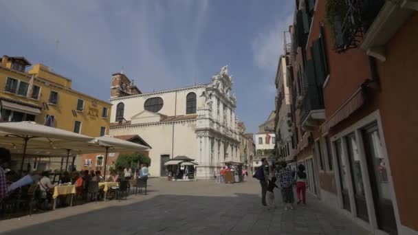 在Santa Maria Del Giglio教堂附近散步 — 图库视频影像