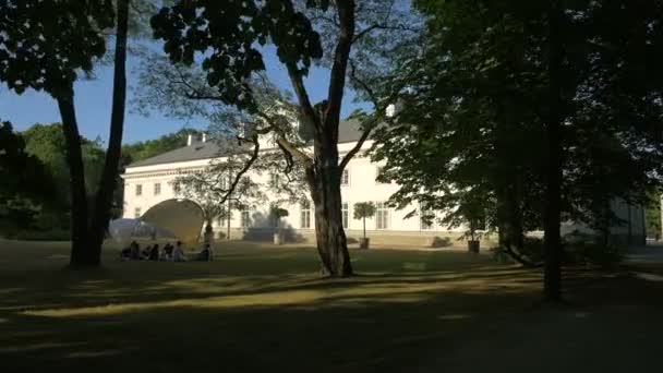 Güneşli Bir Günde Myslewicki Sarayı — Stok video