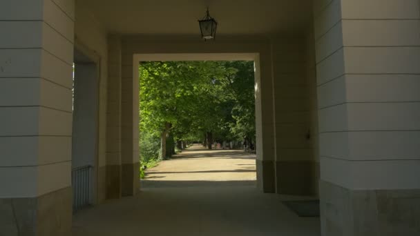 水の上の宮殿のオープン廊下 — ストック動画