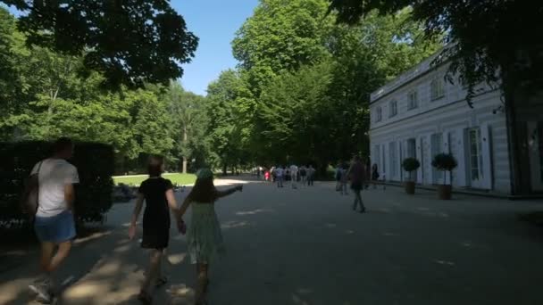 ラツィエンキ公園の小さな白い家を訪れる観光客 — ストック動画