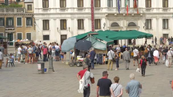 Menschen Auf Einem Stadtplatz — Stockvideo