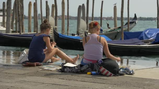 Ragazze Che Dipingono Sulla Riva — Video Stock