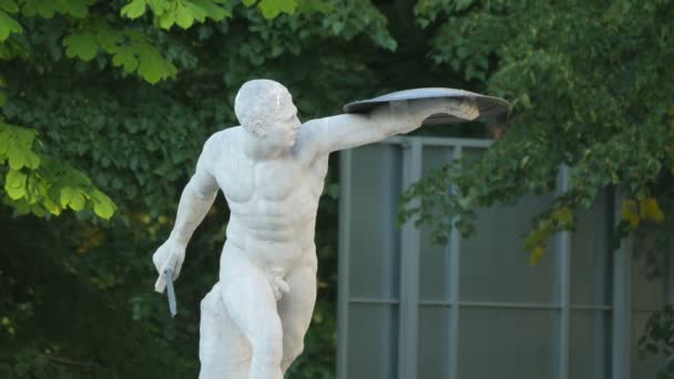 Мармурова Скульптура Оголеного Чоловіка — стокове відео