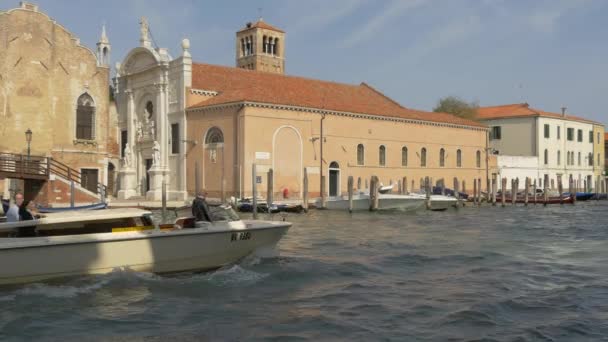 Kyrkan Och Andra Byggnader Längs Canal Grande — Stockvideo