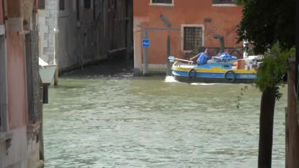 Boot Mit Boxen Schwimmt Auf Einem Kanal — Stockvideo