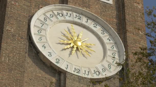 Primer Plano Del Reloj Iglesia Santi Apostoli — Vídeos de Stock