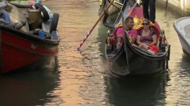 Dos Góndolas Con Turistas — Vídeo de stock