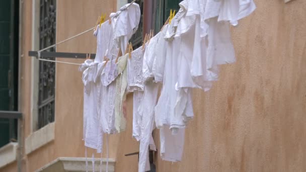 建筑物外的洗衣店烘干 — 图库视频影像