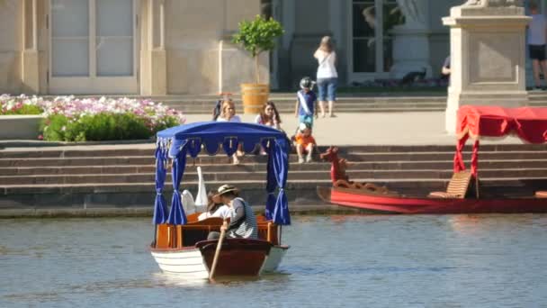 水の上の宮殿に向かう観光客とボート — ストック動画