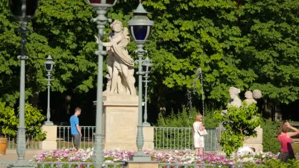 Hermaphroditus Salmacis Heykelinin Yanından Geçiyoruz — Stok video