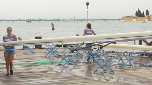 Chicas Llevando Kayak — Vídeos de Stock