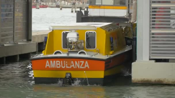 ヴェネツィア イタリア ヨーロッパの救急艇 — ストック動画