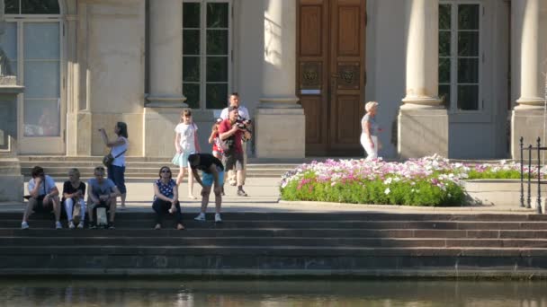 水の上の宮殿の階段で観光客 — ストック動画