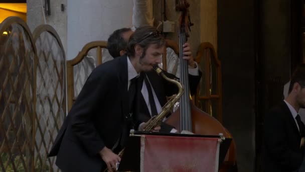 Hombres Con Traje Tocando Instrumentos — Vídeo de stock