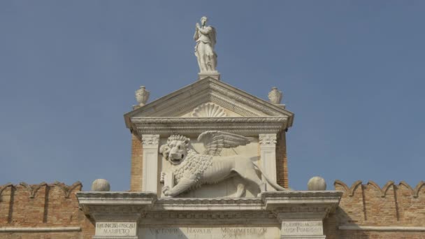威尼斯兵工厂大楼的雕塑 — 图库视频影像