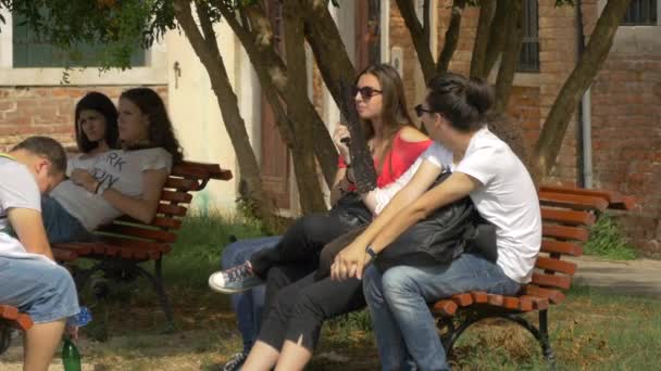 Άνθρωποι Που Κάθονται Παγκάκια — Αρχείο Βίντεο