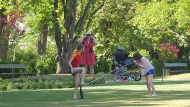 两个女孩在公园里玩水 — 图库视频影像
