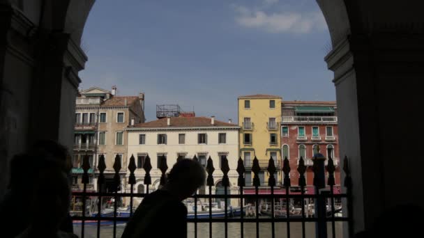 Bâtiments Grand Canal Vus Derrière Une Clôture Fonte — Video