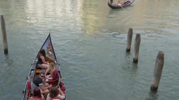ゴンドリエがゴンドラを漕ぐ — ストック動画