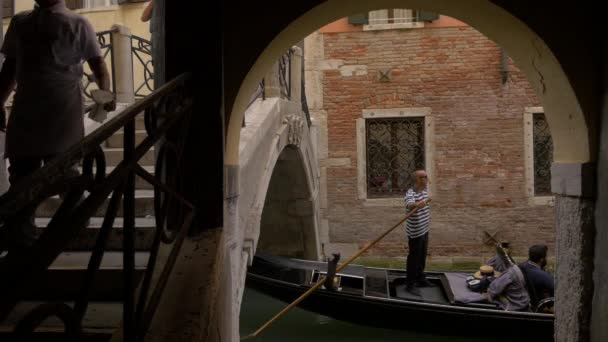 Gondolas Med Turister Sett Utifrån Båge — Stockvideo