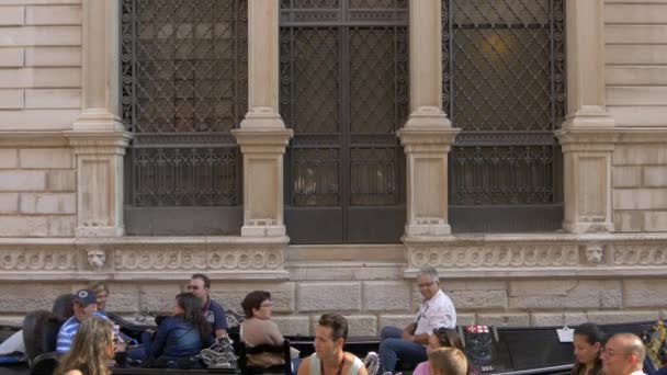 Gondoles Avec Des Touristes Passant Par Bâtiment — Video