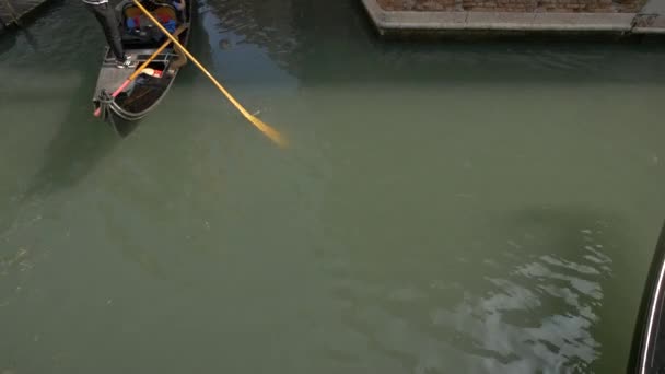 運河の高角度ビューと2つのゴンドラ — ストック動画
