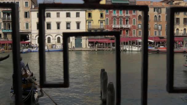 Canal Grande Travers Une Balustrade — Video
