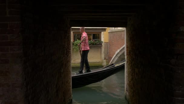 Gondolier Pagayant Une Gondole Vue Couloir — Video