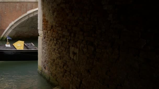 贡多拉在一面古老的砖墙旁航行 — 图库视频影像