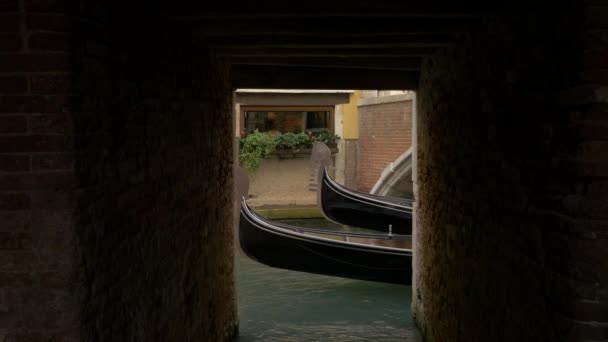 Gondolas Vistas Desde Oscuro Pasadizo — Vídeos de Stock