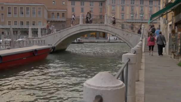 Brücke Über Einen Kanal Venedig — Stockvideo