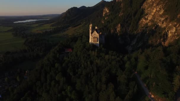 日没時のノイシュヴァンシュタイン城の空中写真 — ストック動画