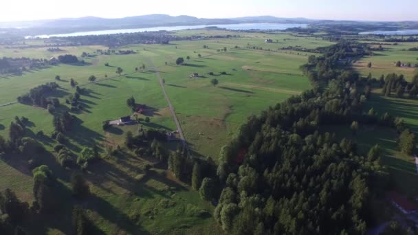一个村庄和Forggensee湖的空中景观 — 图库视频影像