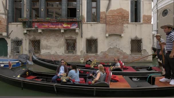 Gondolas Τους Τουρίστες Στη Βενετία Ιταλία — Αρχείο Βίντεο