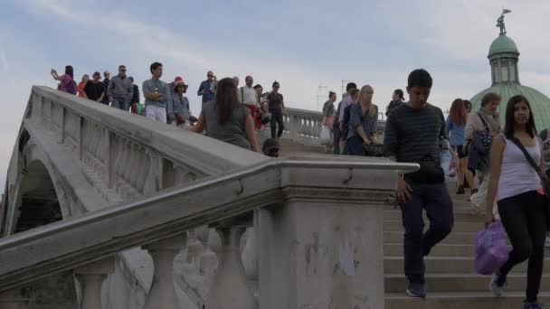 在Ponte Degli Scalzi上行走的人 — 图库视频影像