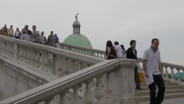 Άνθρωποι Περπατούν Στις Σκάλες Του Ponte Degli Scalzi — Αρχείο Βίντεο