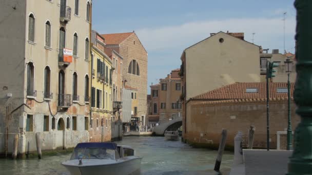 Canal Con Edificios Barcos — Vídeo de stock