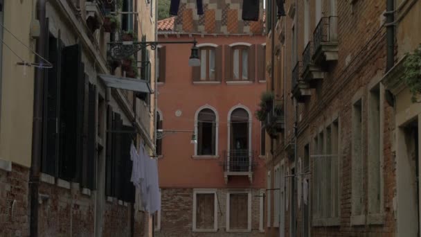 Rue Avec Des Vêtements Suspendus Sur Les Lignes Vêtements — Video