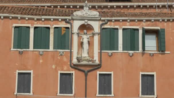 Rood Gebouw Met Standbeeld Venetië Italië Europa — Stockvideo