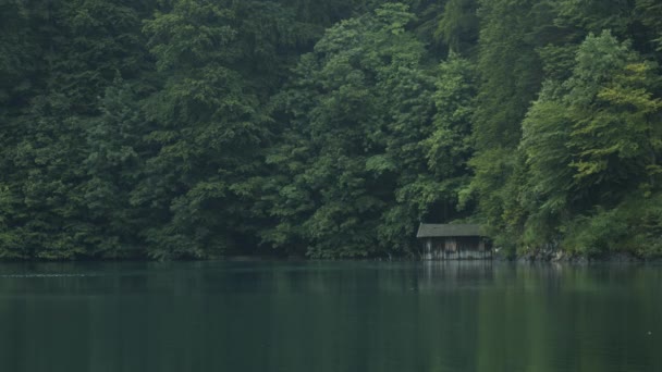 Pequena Casa Perto Lago — Vídeo de Stock