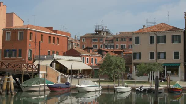 Barcos Edificios Amarrados — Vídeos de Stock