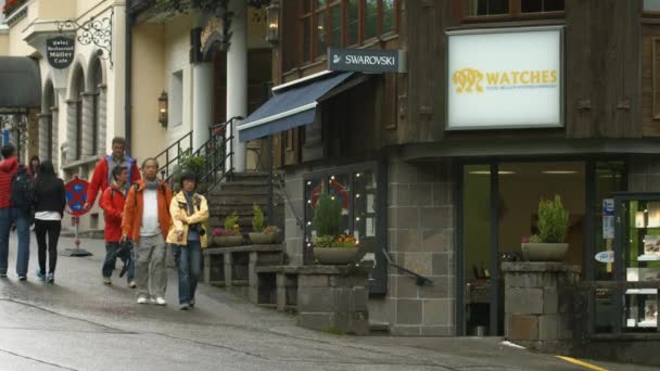 Des Gens Marchant Dans Une Rue — Video