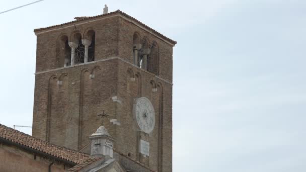 Klokkentoren Van Chiesa San Nicolo Dei Mendicoli — Stockvideo